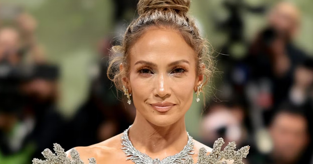 Jennifer Lopezs Met Gala Look Is Giving Naked Hummingbird DNyuz