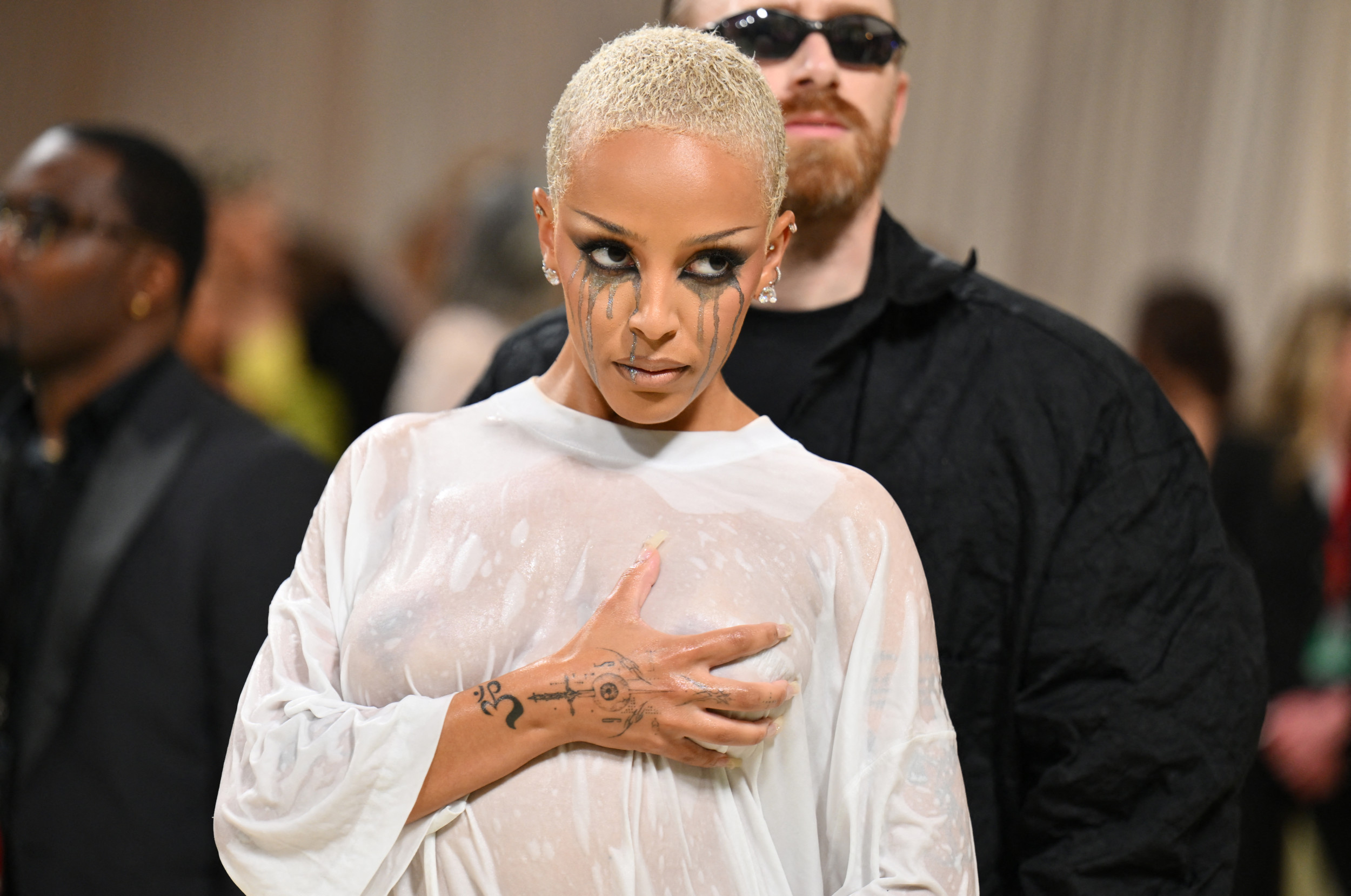 Doja Cat Steps Out in Nothing But a Towel on Her Way to Met Gala DNyuz