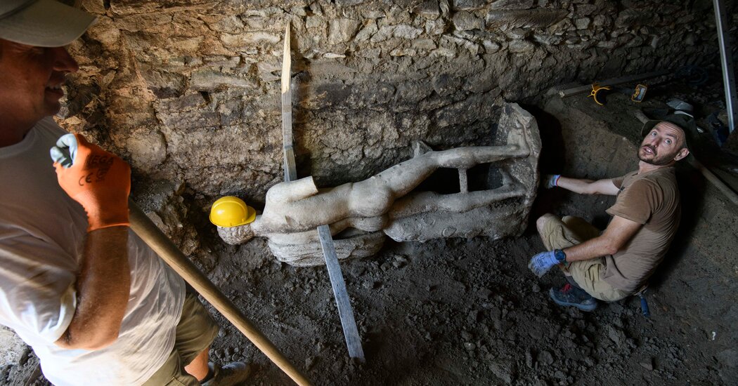 Archaeologists Find a Marble Statue in an Ancient Roman Sewer – DNyuz