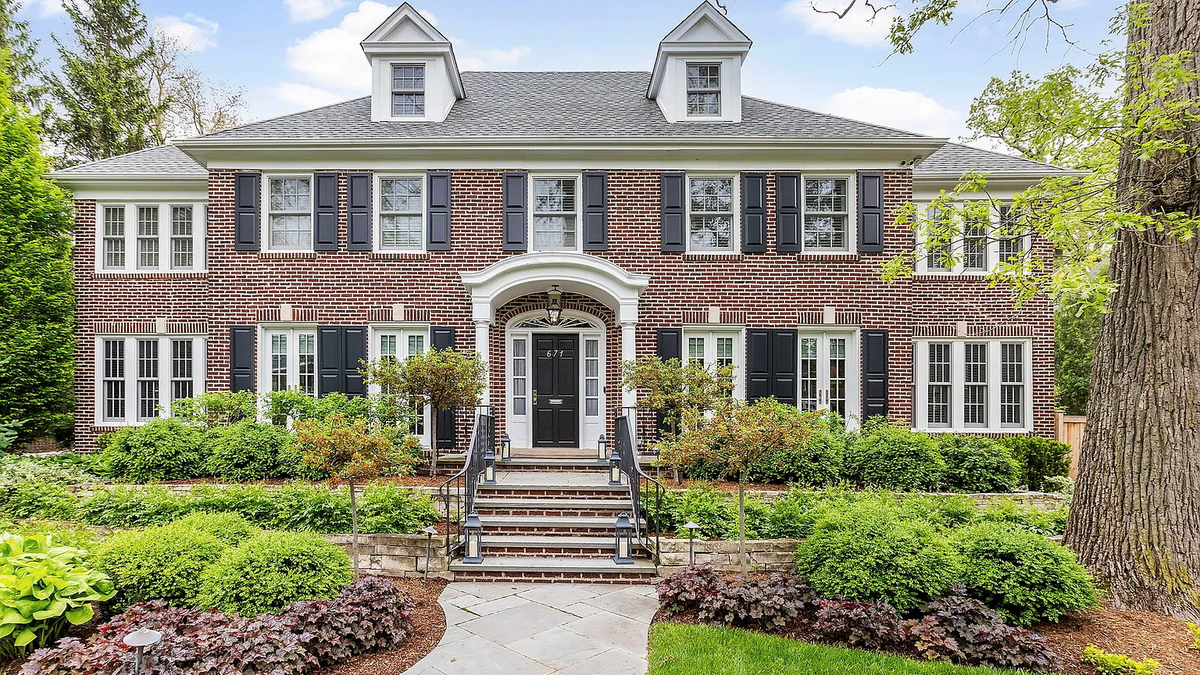 Look inside the iconic “Home Alone” house that just sold for 5.5