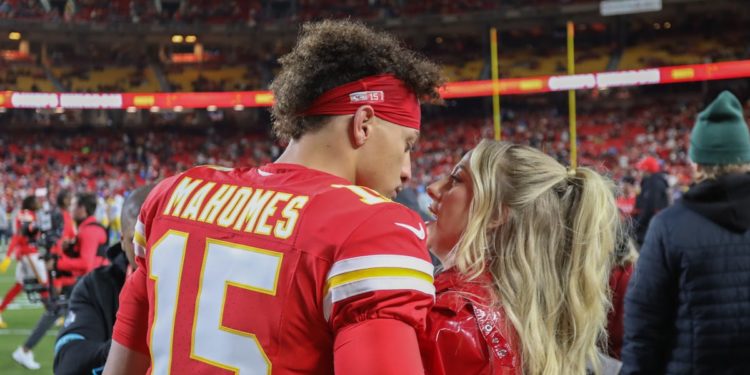 Patrick Mahomes’ Thoughts On Having A 4th Child, Starbucks’ New Merch Is For ‘Reputation’ Fans, & More Must-Reads