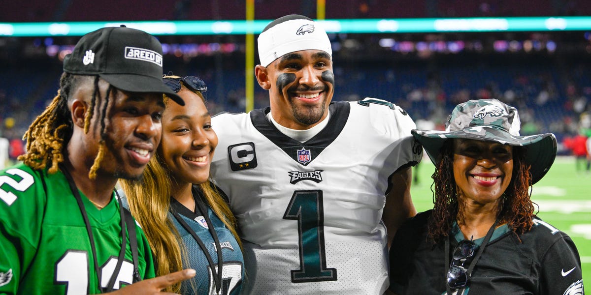 Meet Eagles’ star quarterback Jalen Hurts and his family, including his college sweetheart – DNyuz