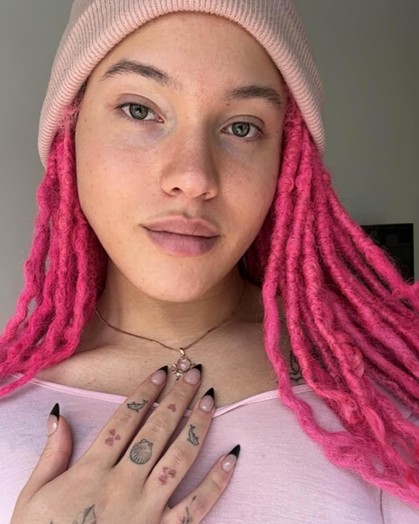 Airyn De Niro with pink hair. 