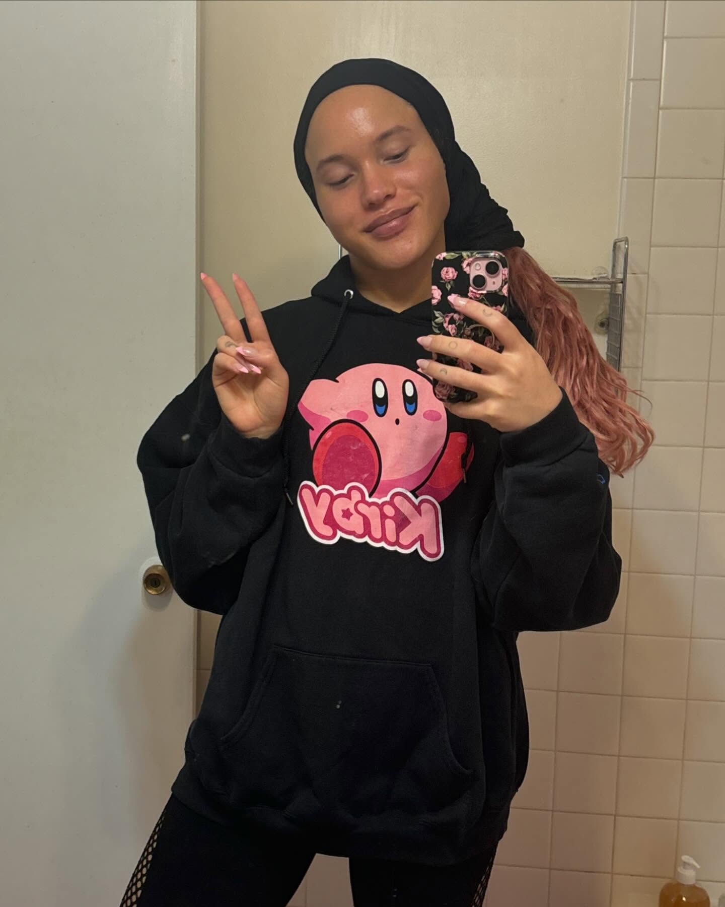 Airyn De Niro gives a peace sign in a mirror selfie. 