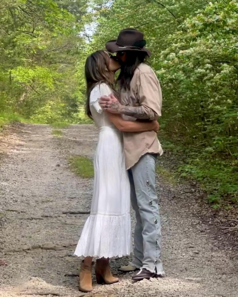 Elizabeth Hurley and Billy Ray Cyrus kissing photo 