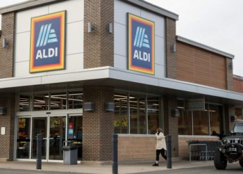 I’ve worked at Aldi for years. Here are my 7 best tips for buying groceries there on a budget.