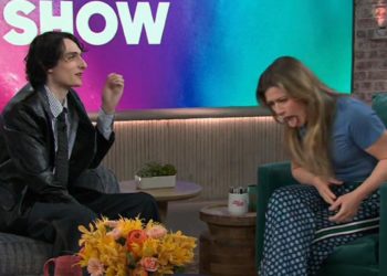 Kelly Clarkson Tells Finn Wolfhard All About Her “Horrible” First Kiss: “It Was Like He Was Searching For Something”