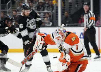 Kings dominate Ducks to maintain gap over Oilers in Pacific Division