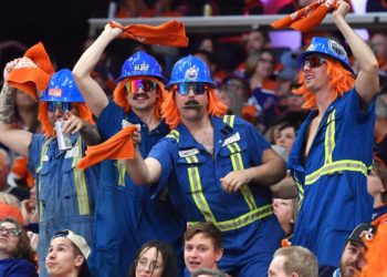 Kings must overcome power of rabid Edmonton Oilers fans after faltering in Game 3