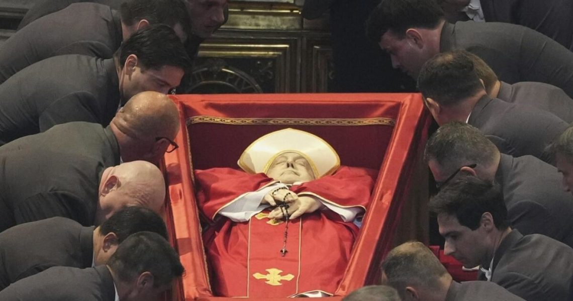 La basílica de San Pedro abre sus puertas para que los católicos se despidan del papa Francisco