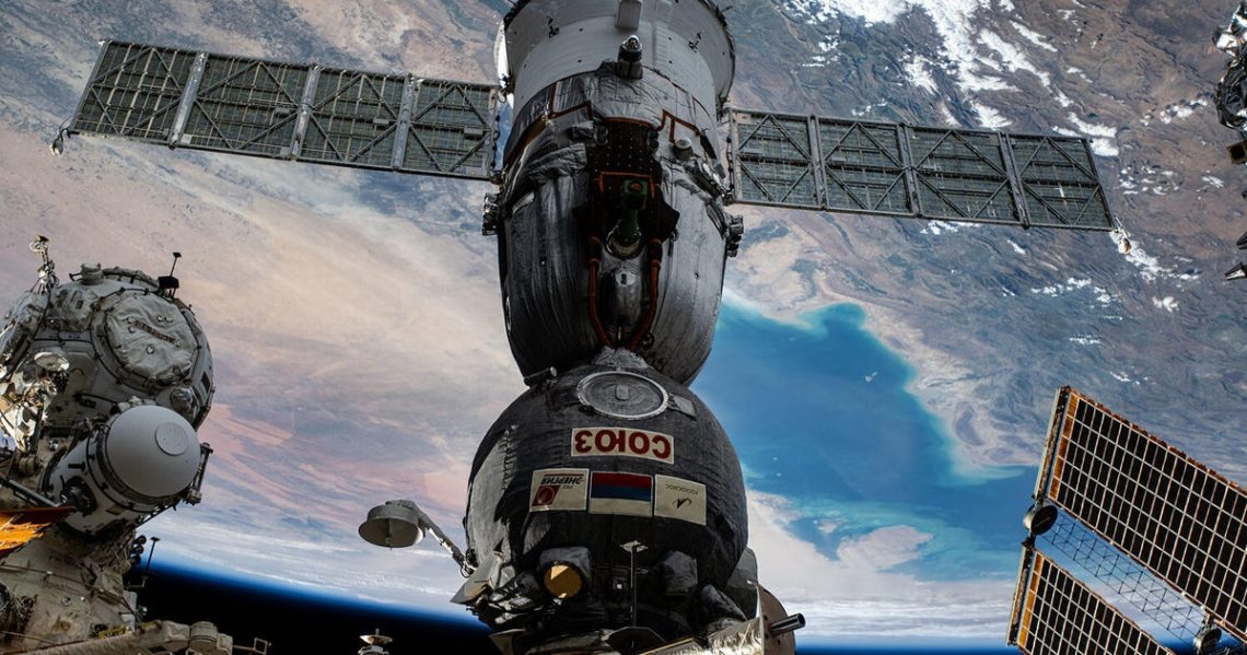 NASA’s most senior astronaut returning to Earth with 2 cosmonauts