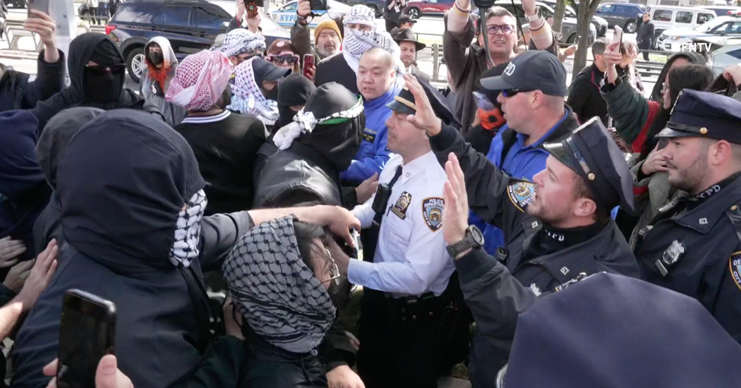 Protests Against Israeli Official Heat Up Outside Synagogue in Brooklyn