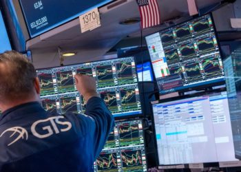 Rally in US stocks evaporates as White House doubles down on China tariffs