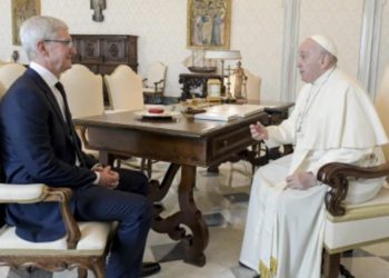 Tim Cook honors Pope Francis, who often warned about smartphone overuse