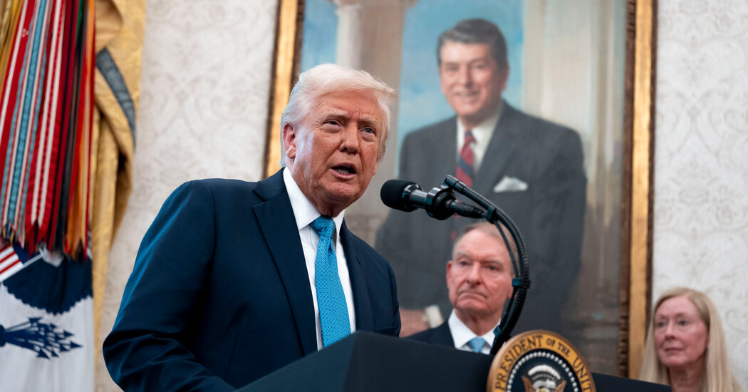 Trump Offers Private Dinner to Top 220 Investors of His Memecoin