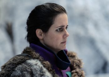 ‘Yellowjackets’ Star Ashley Sutton Recalls Finale Scene That Made Her “Start Sobbing” & “Beautiful” Tribute To Edwin