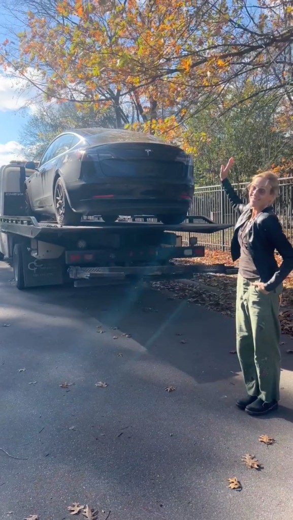 Sheryl Crow waving goodbye to her car being towed away from her Nashville home