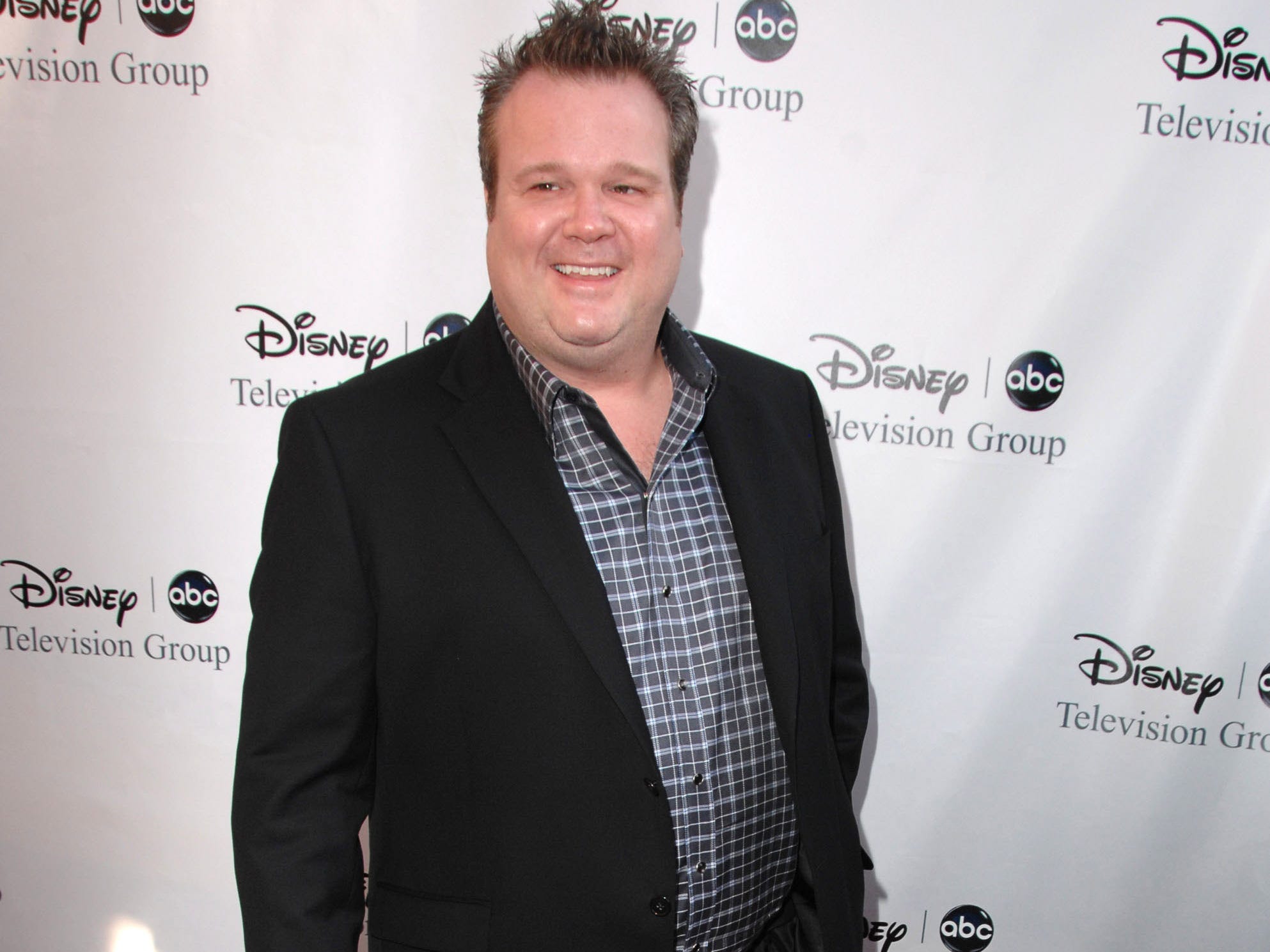 Eric Stonestreet walking on a red carpet.