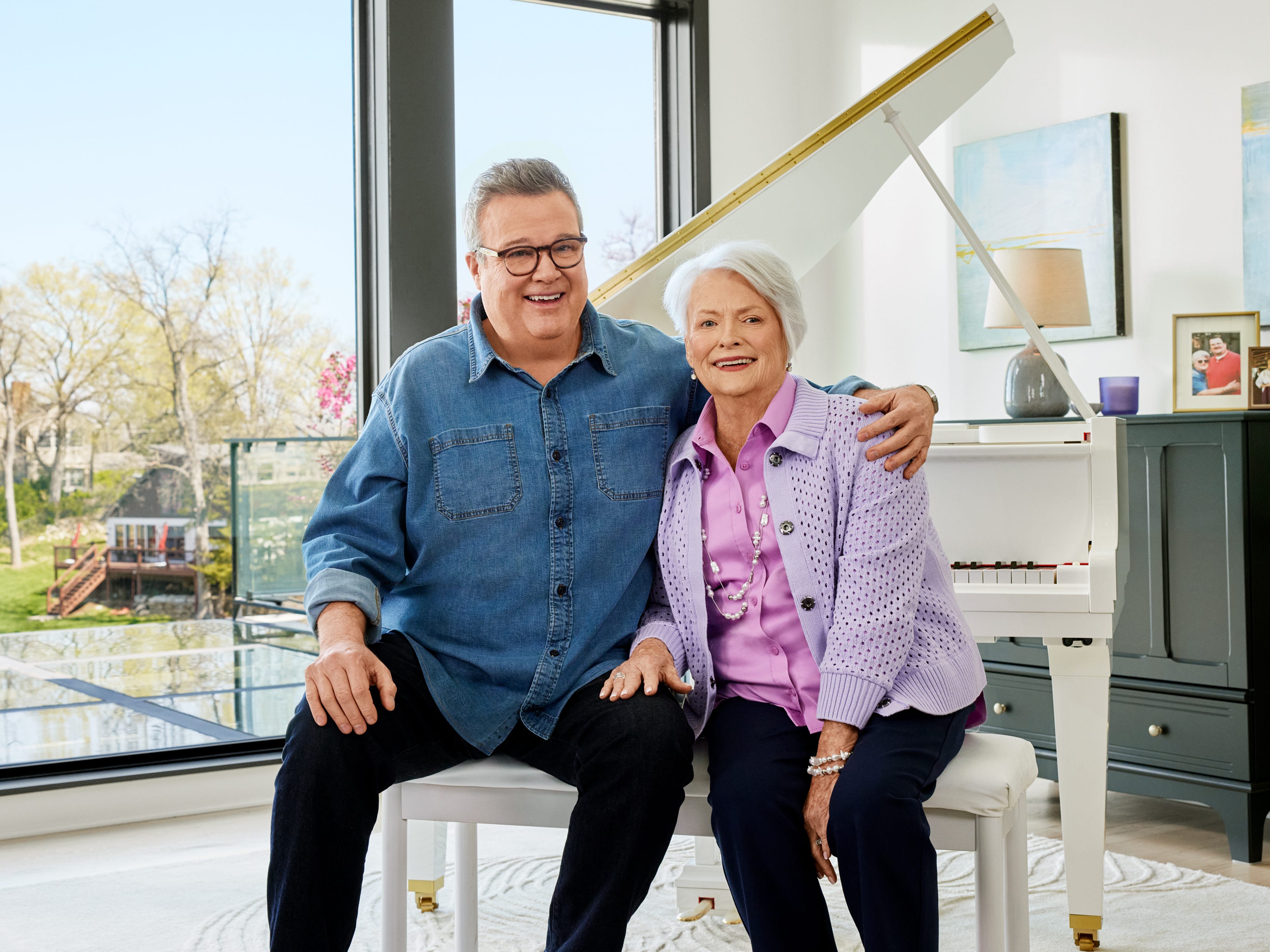 Eric Stonestreet and his mother, Jamey, on a piano stool