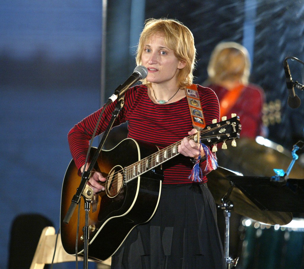 Singer Jill Sobule performs at The Festival of Freedom Downtown Seder at the Museum of Jewish Heritage April 4, 2004 in New York City. 