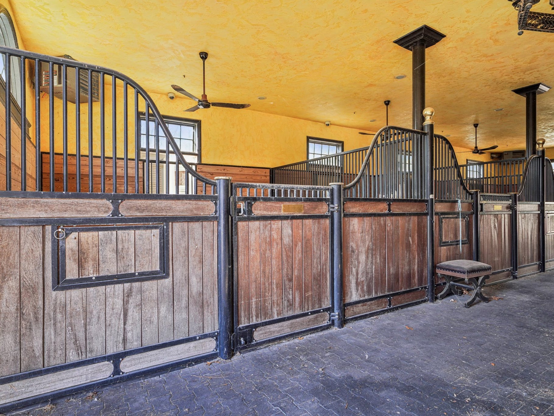 horse stable montagel way