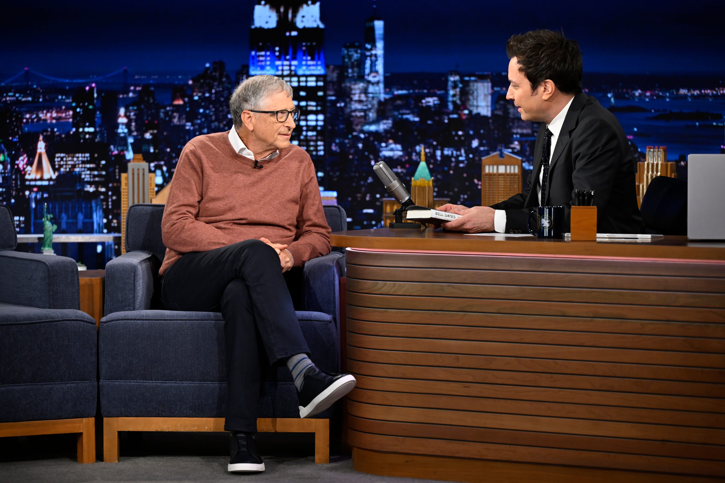 Bill Gates talking to Jimmy Fallon