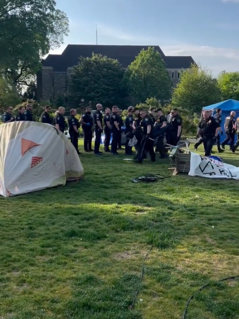 Police lining up at the encampment to arrest protestors