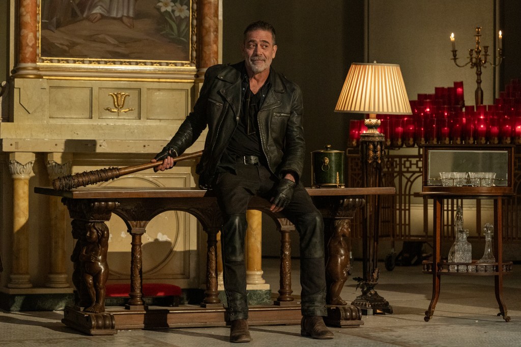 ‘The Walking Dead: Dead City’s Jeffrey Dean Morgan Talks Lucille 2.0 & Negan’s Latest Struggle: “He’s Having To Do Something He Doesn’t Want”