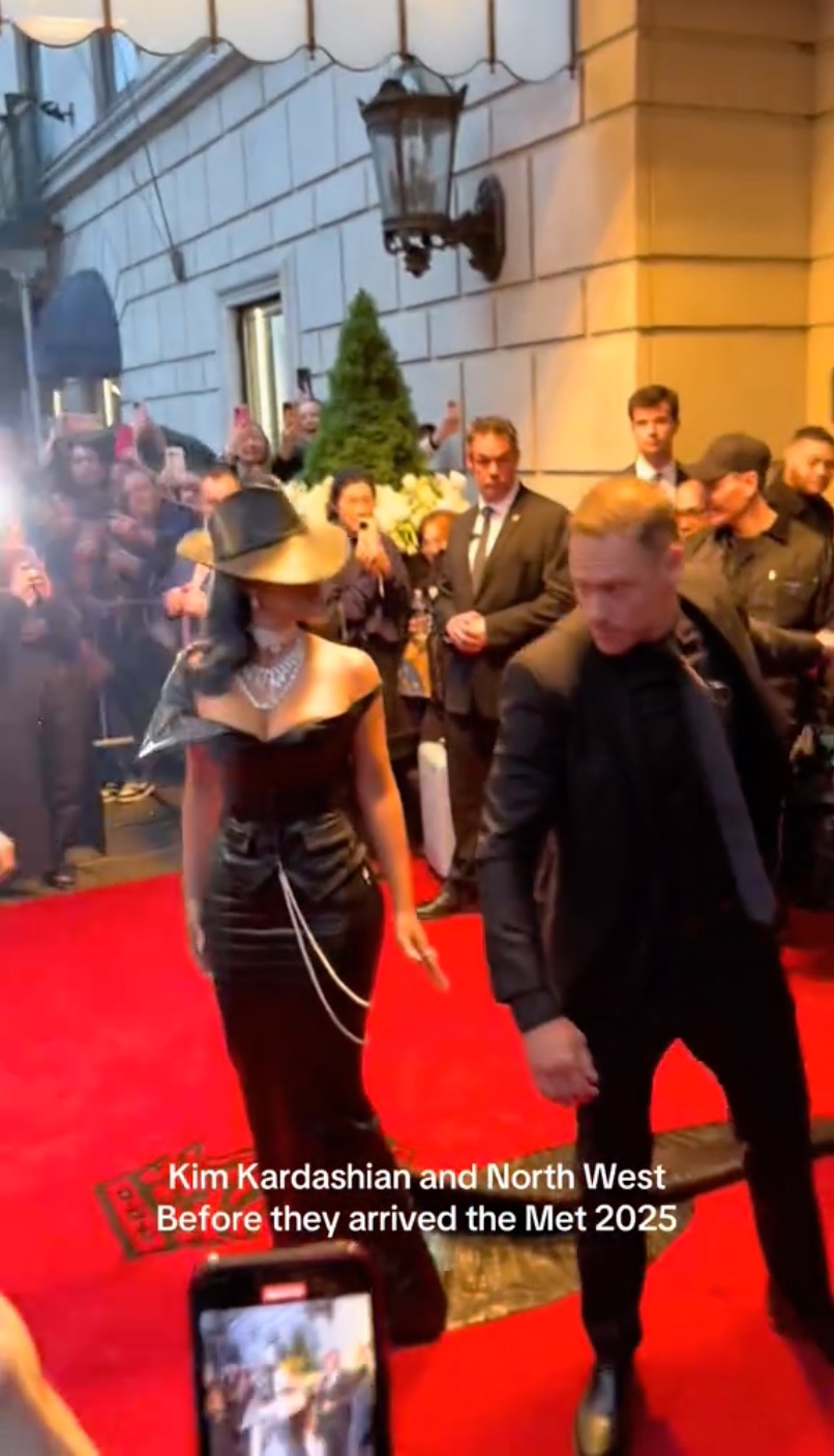 Kim Kardashian scolds security guard outside the Ritz-Carlton hotel in NYC.