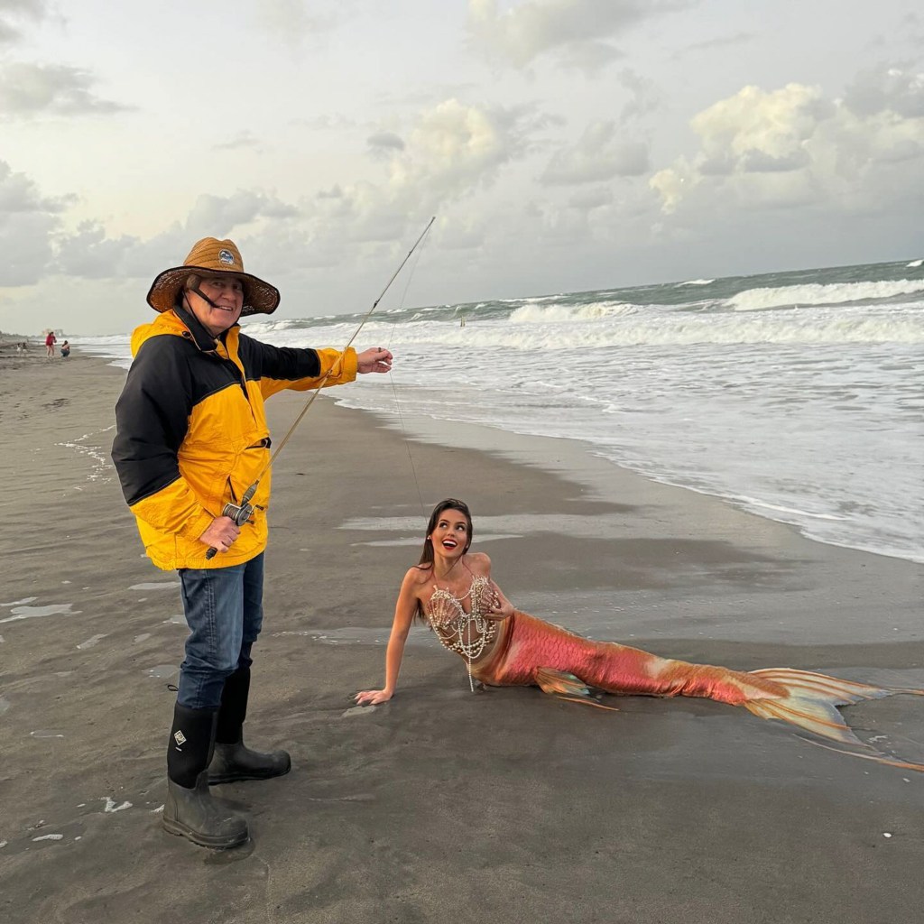 Bill Belichick and Jordon Hudson on the beach. 
