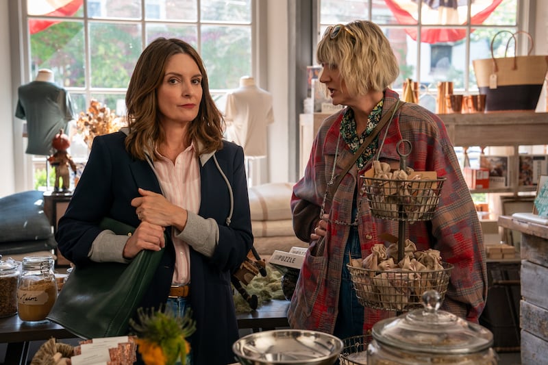 THE FOUR SEASONS. (L to R) Tina Fey as Kate and Kerri Kenney as Anne in Episode 101 of The Four Seasons. Cr. JON PACK/Netflix © 2024