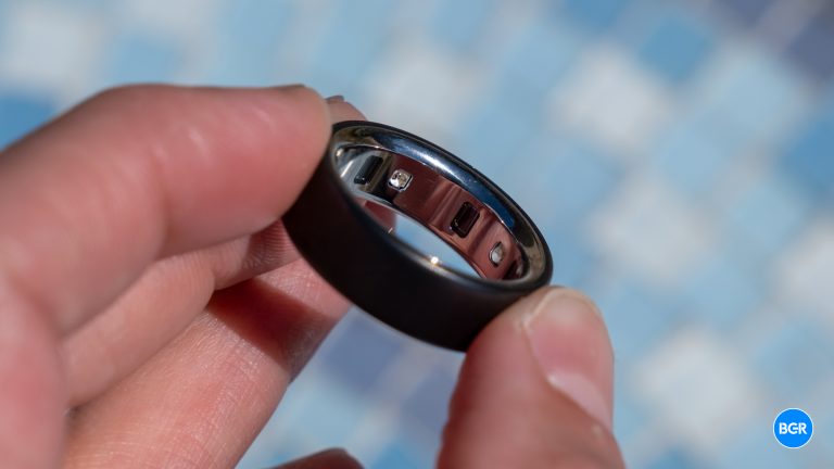 A person holding the Oura Ring 4.