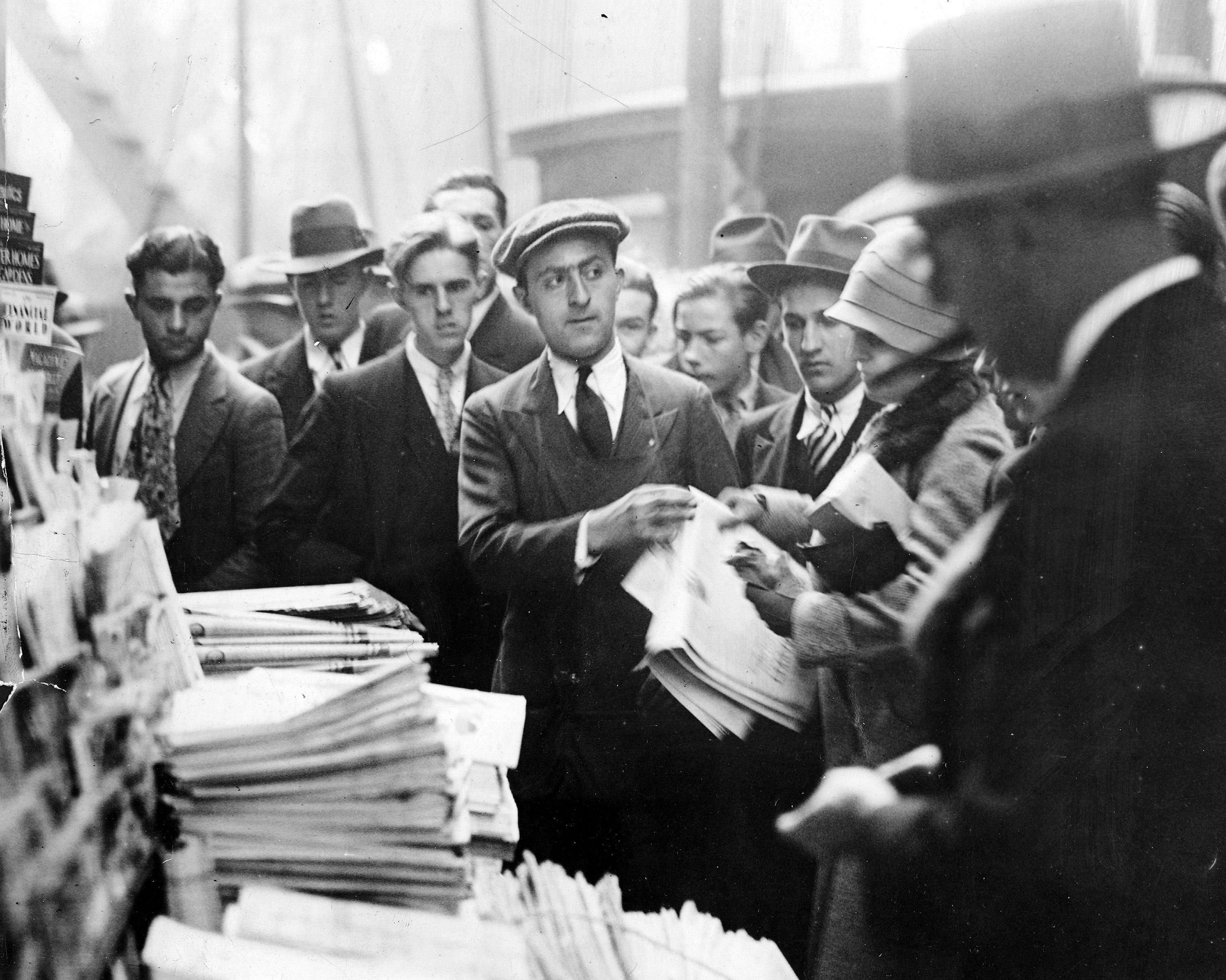 People rush to buy newspapers durign stock market crash of 1929