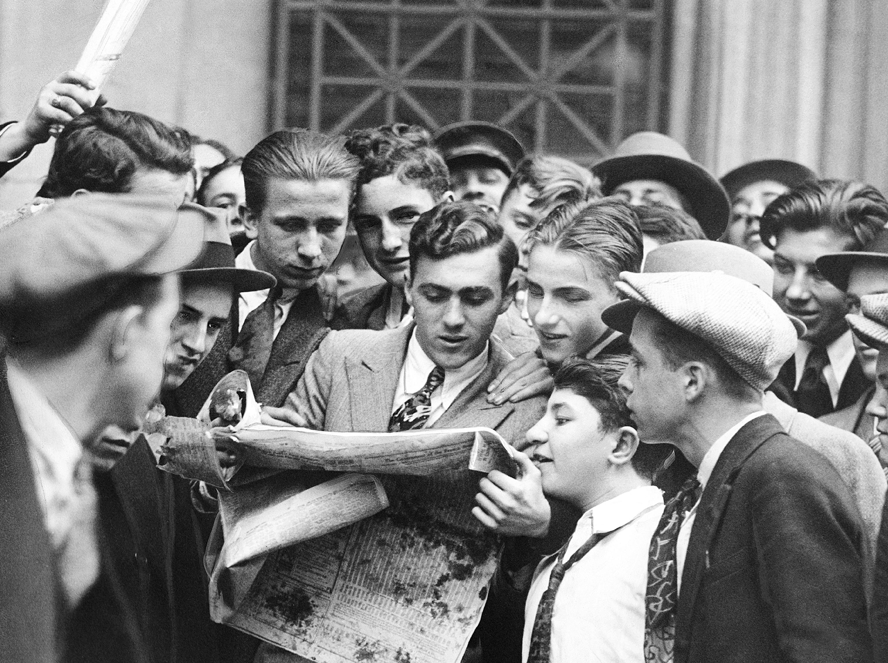 People reading the news after stock market crash of 1929