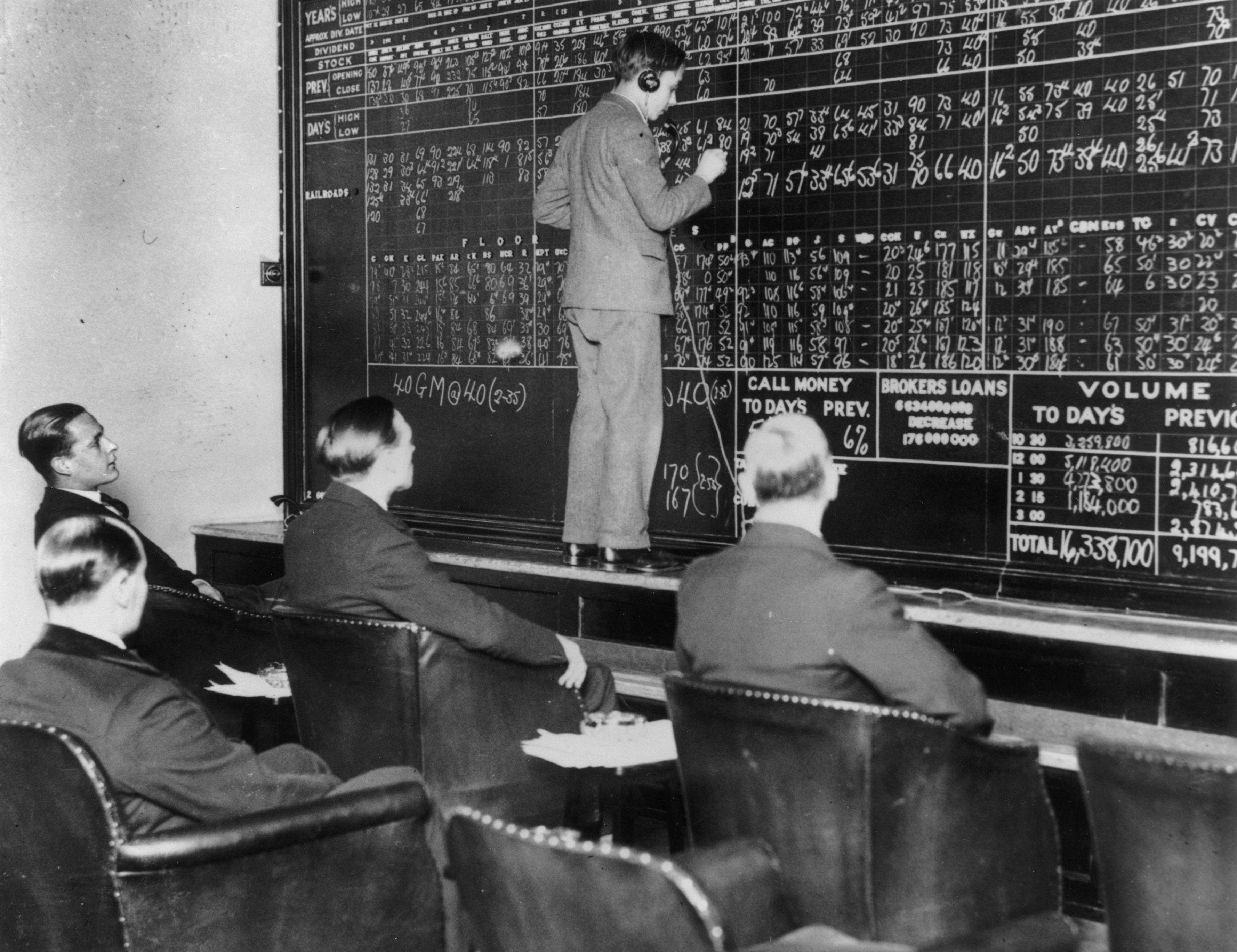 London stock watchers tracking New York Exchange stock market crash in 1929