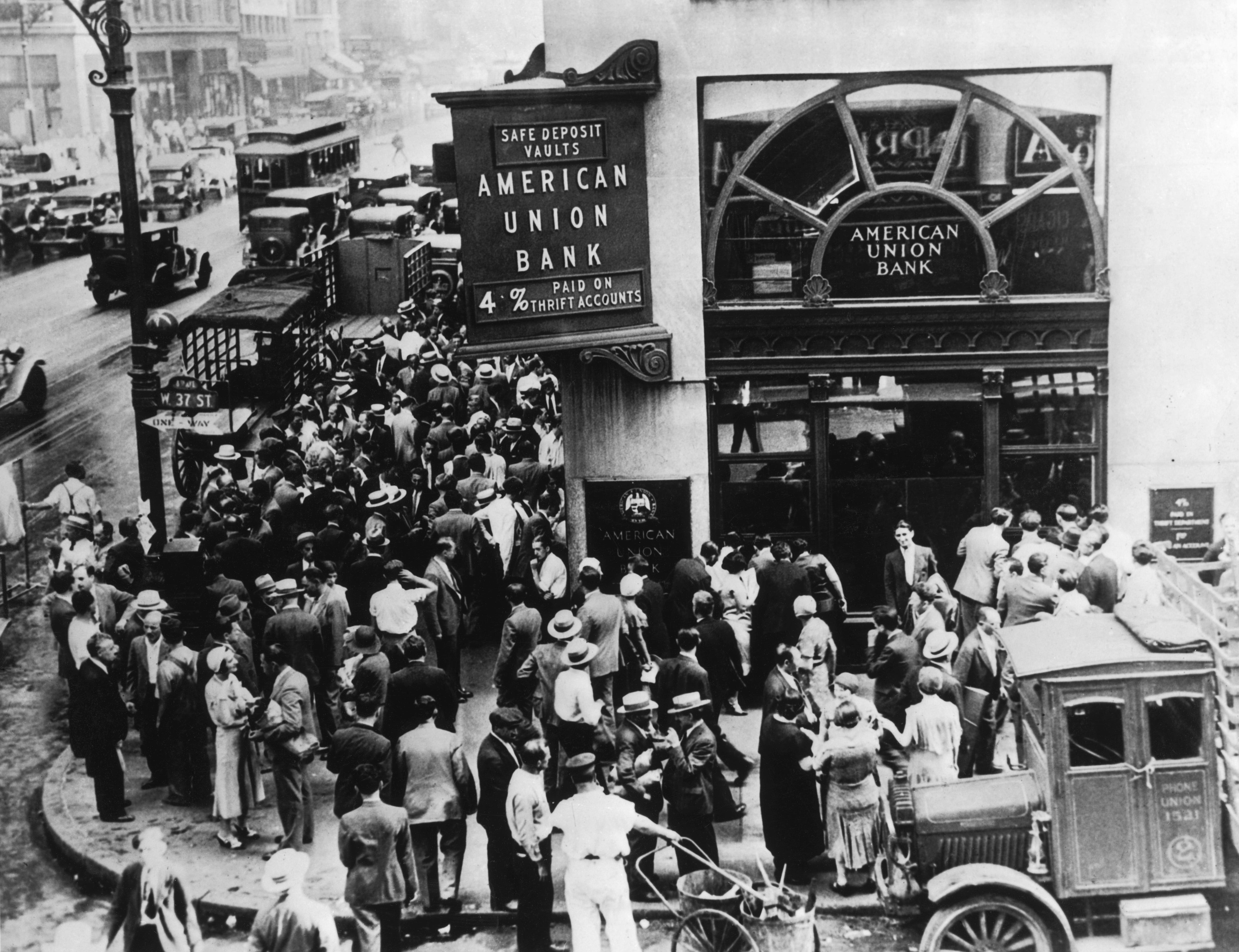 People rush failed bank after stock market crash in 1929.