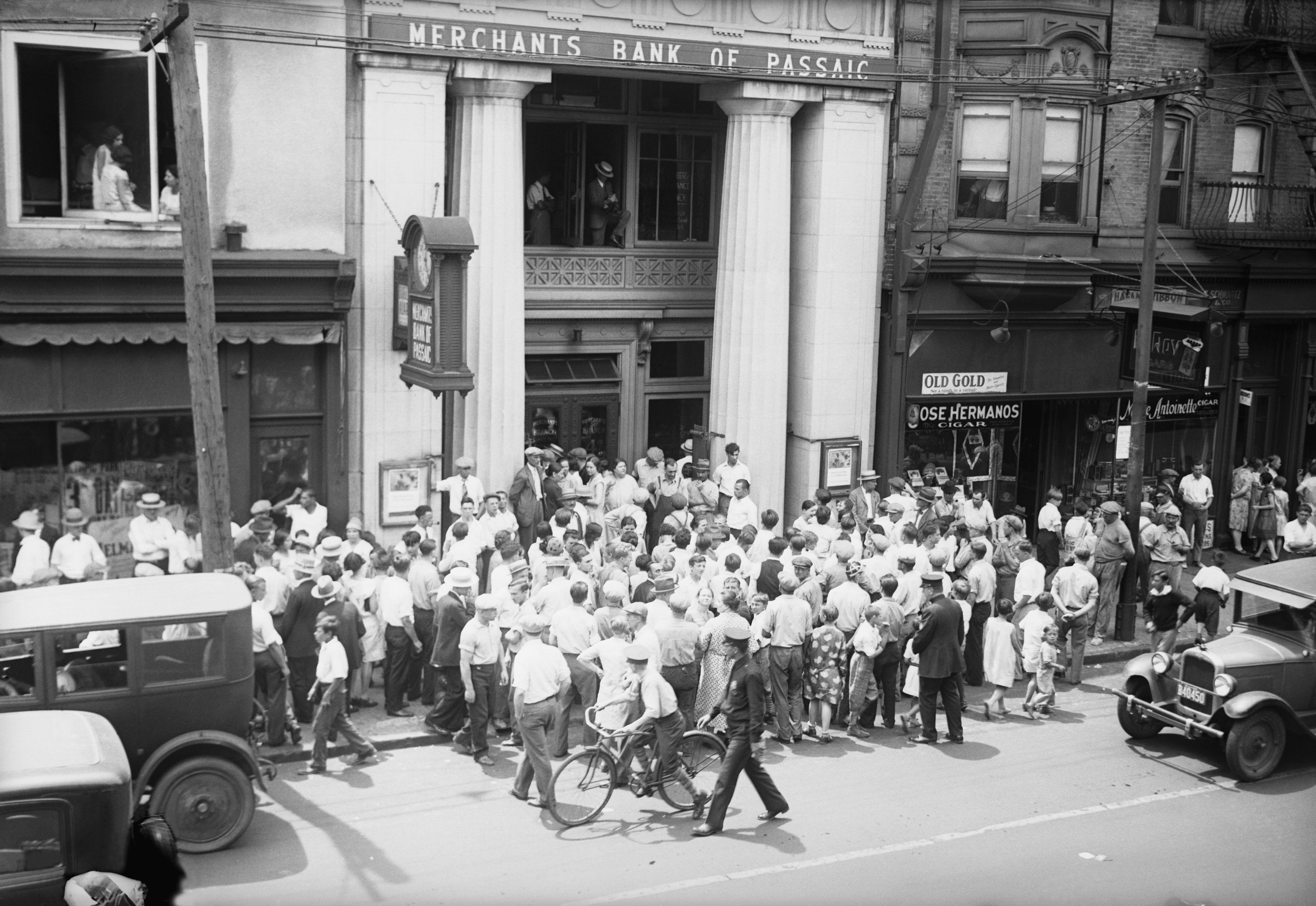People rushing banks after 1929 stock market crash