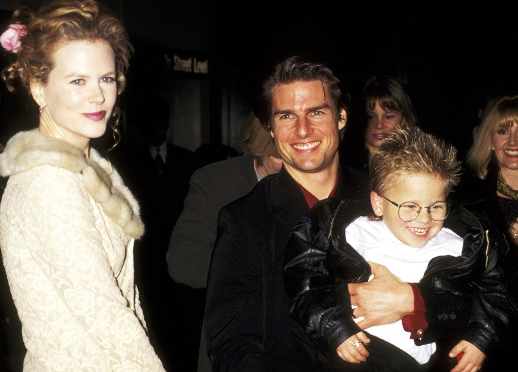 Nicole Kidman, Tom Cruise, and Jonathan Lipnicki pose together.