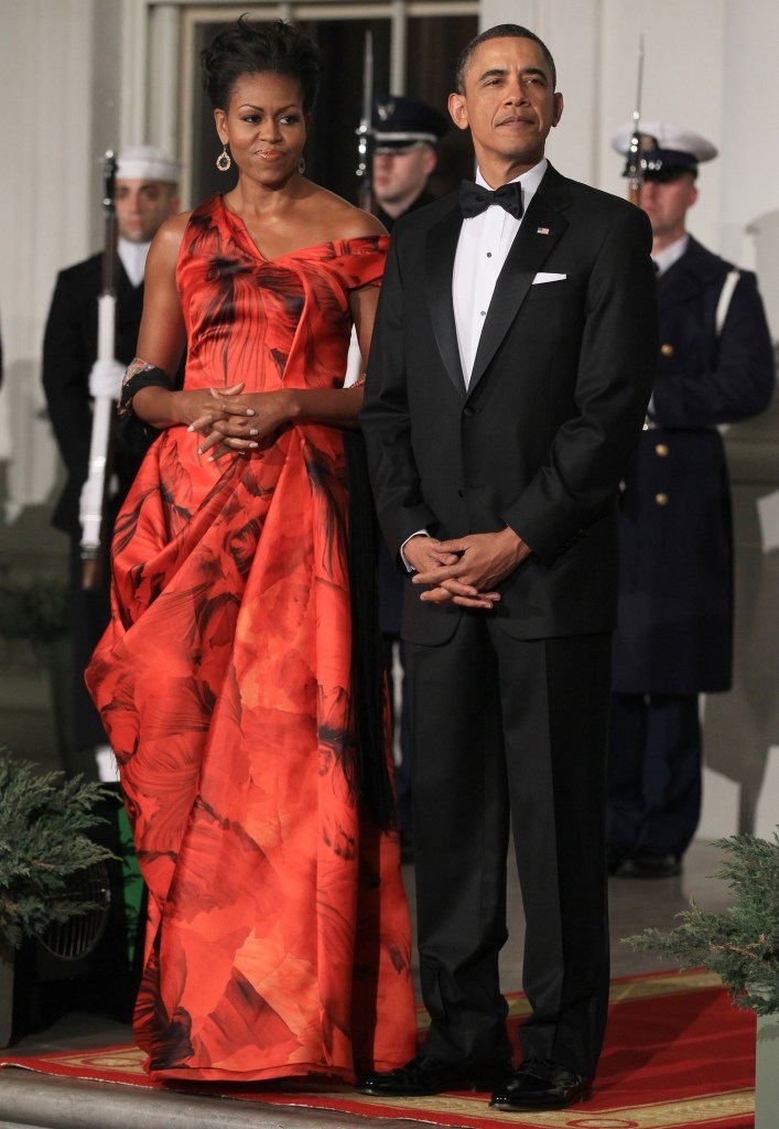 President Barack Obama (R) and first lady Michelle Obama (L) welcome Chinese President Hu Jintao for a State dinner at the White House January 19, 2011 in Washington, DC.