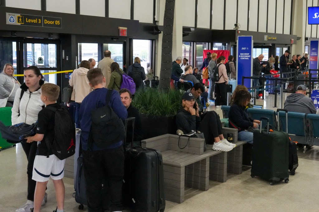More cancellation and delays hit travelers at the Newark Liberty International Airport on Monday.