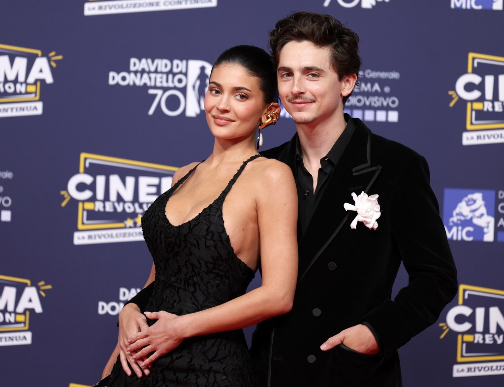 Timothée Chalamet and Kylie Jenner attend the photocall during the 70th David Di Donatello at Cinecittà Studios on May 07, 2025 in Rome, Italy. 
