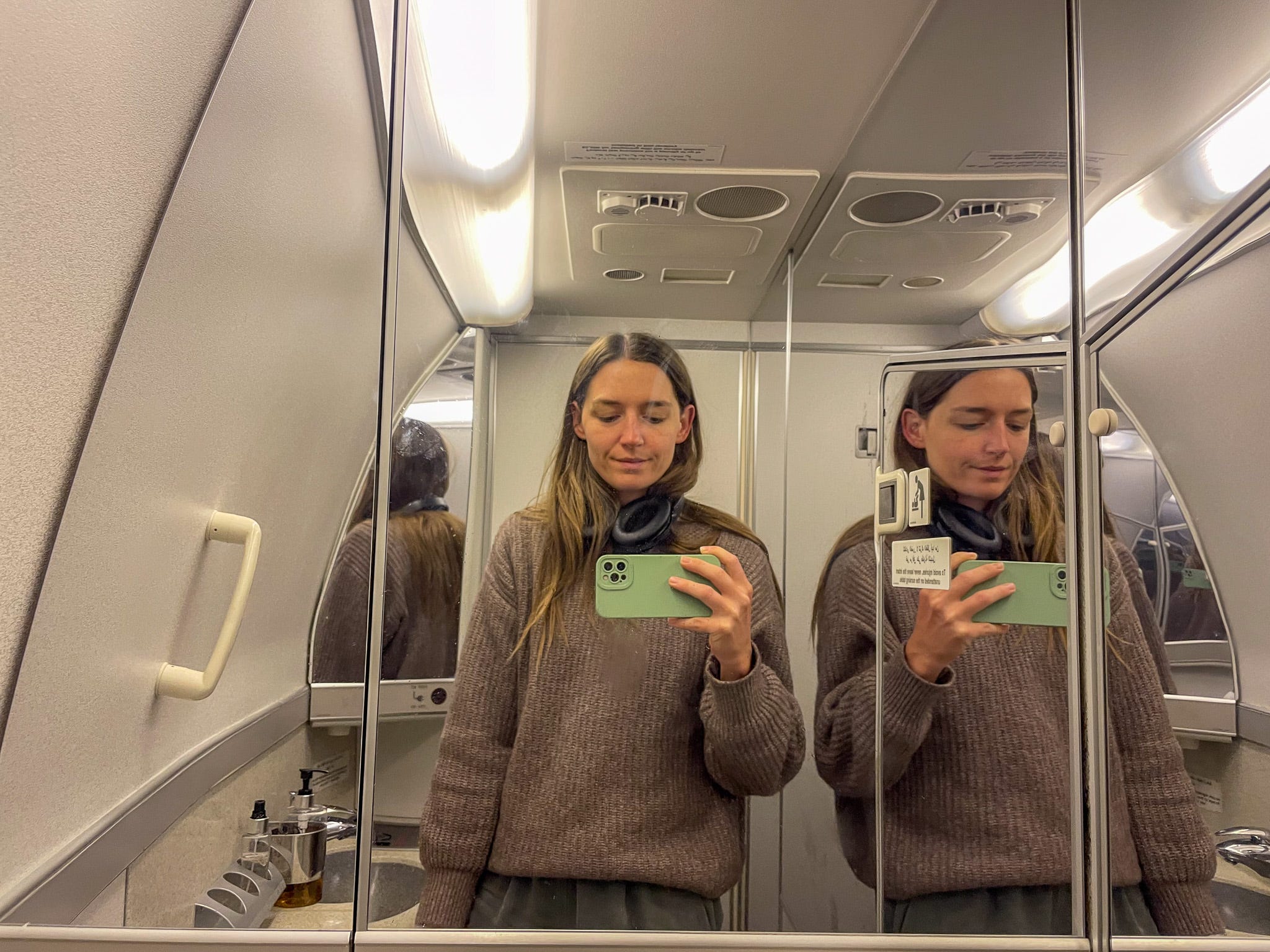 The author in the bathroom on Qatar Airways.