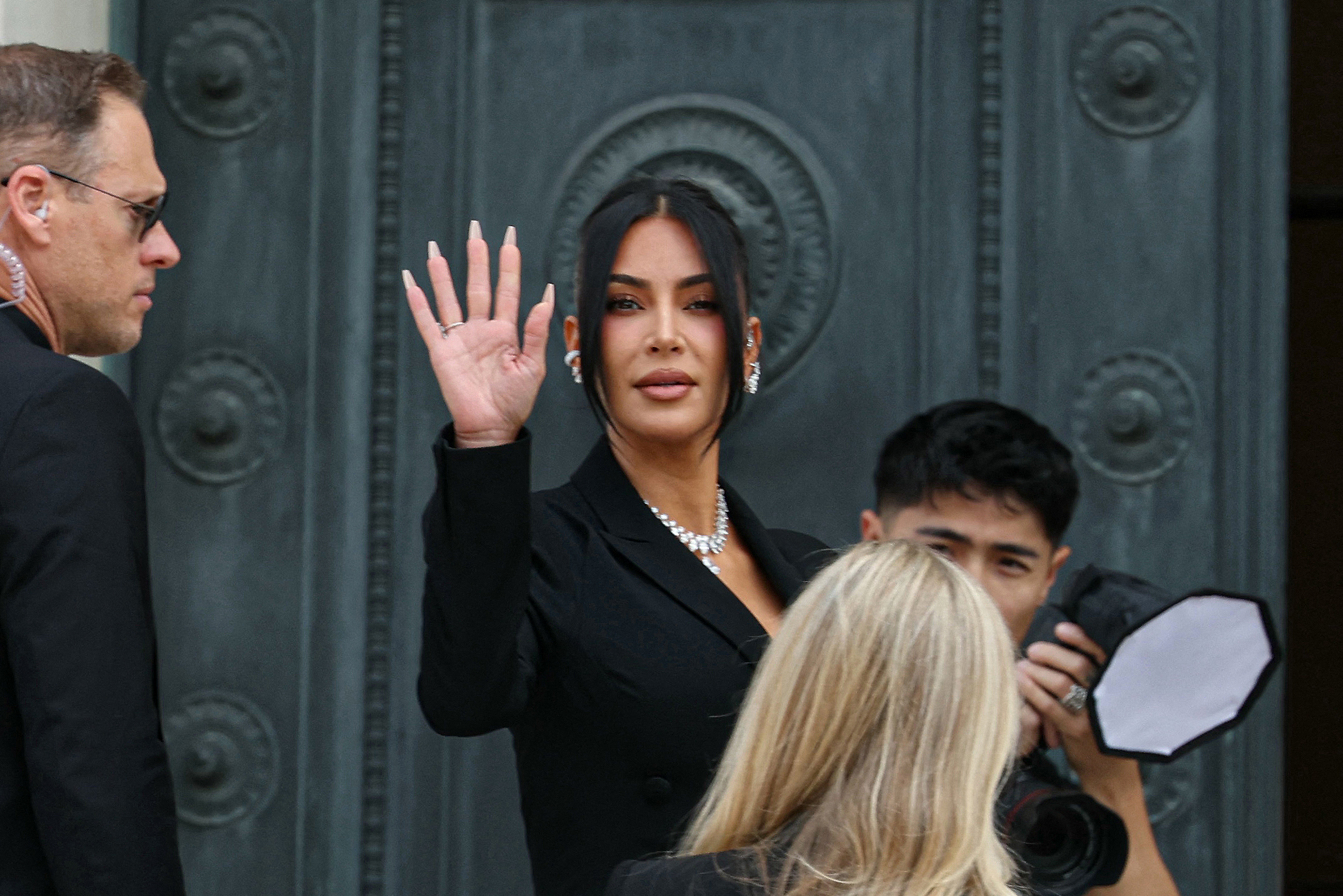 Kim Kardashian waving in Paris