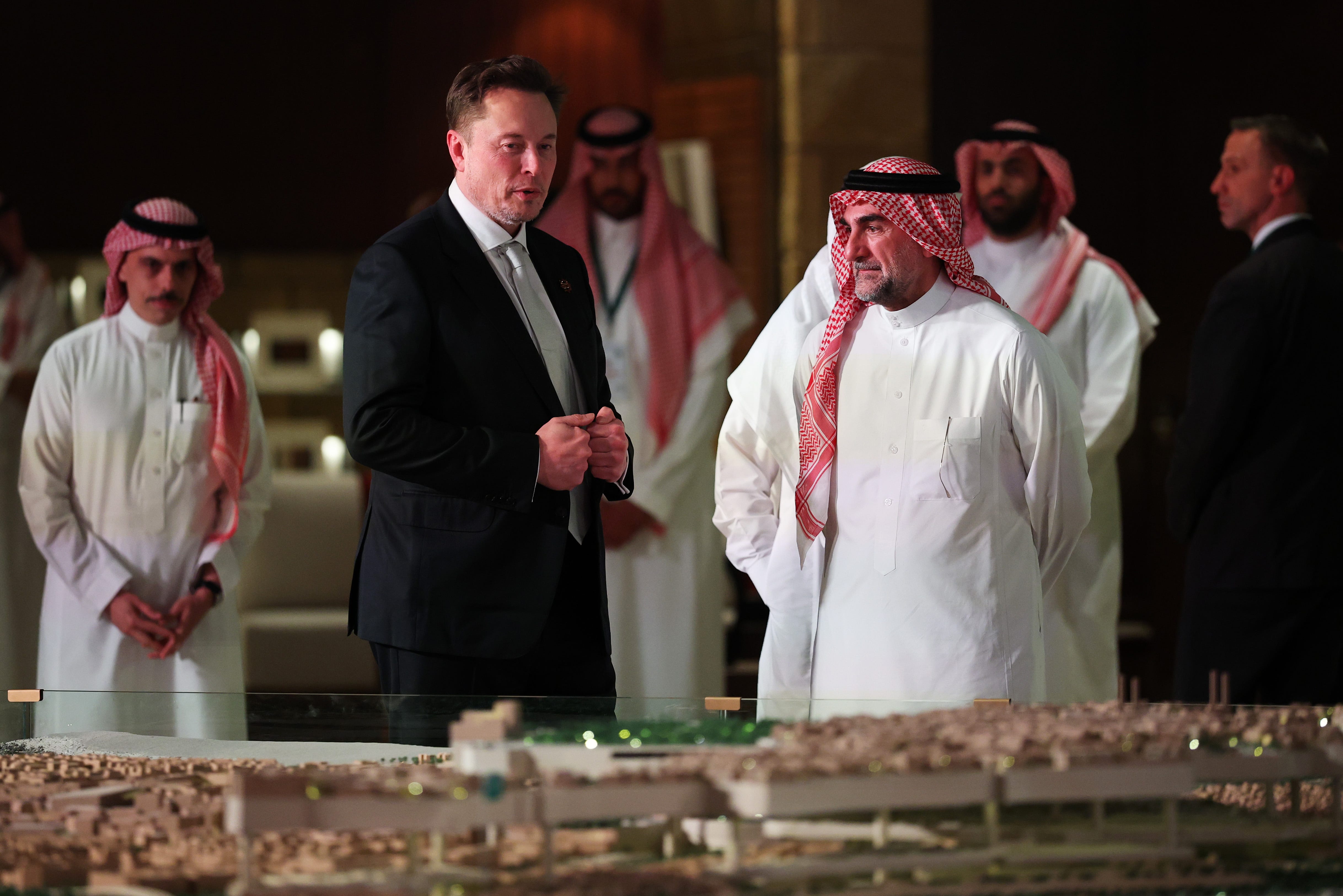 elon musk talking with Saudi public investment fund leader