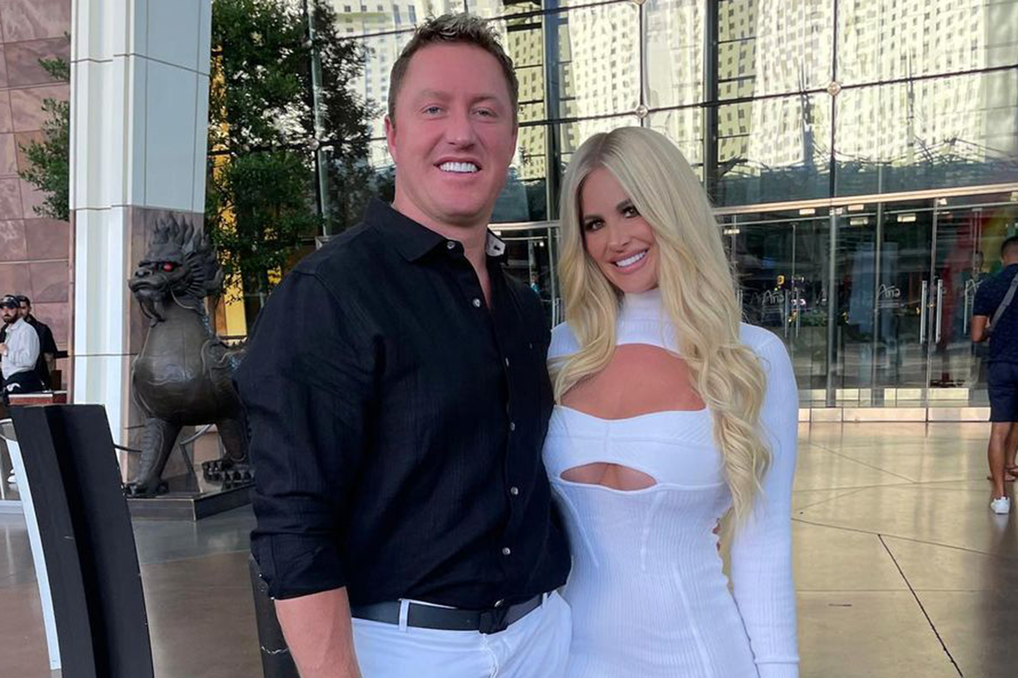Kroy Biermann and Kim Zolciak pose for a photo. 
