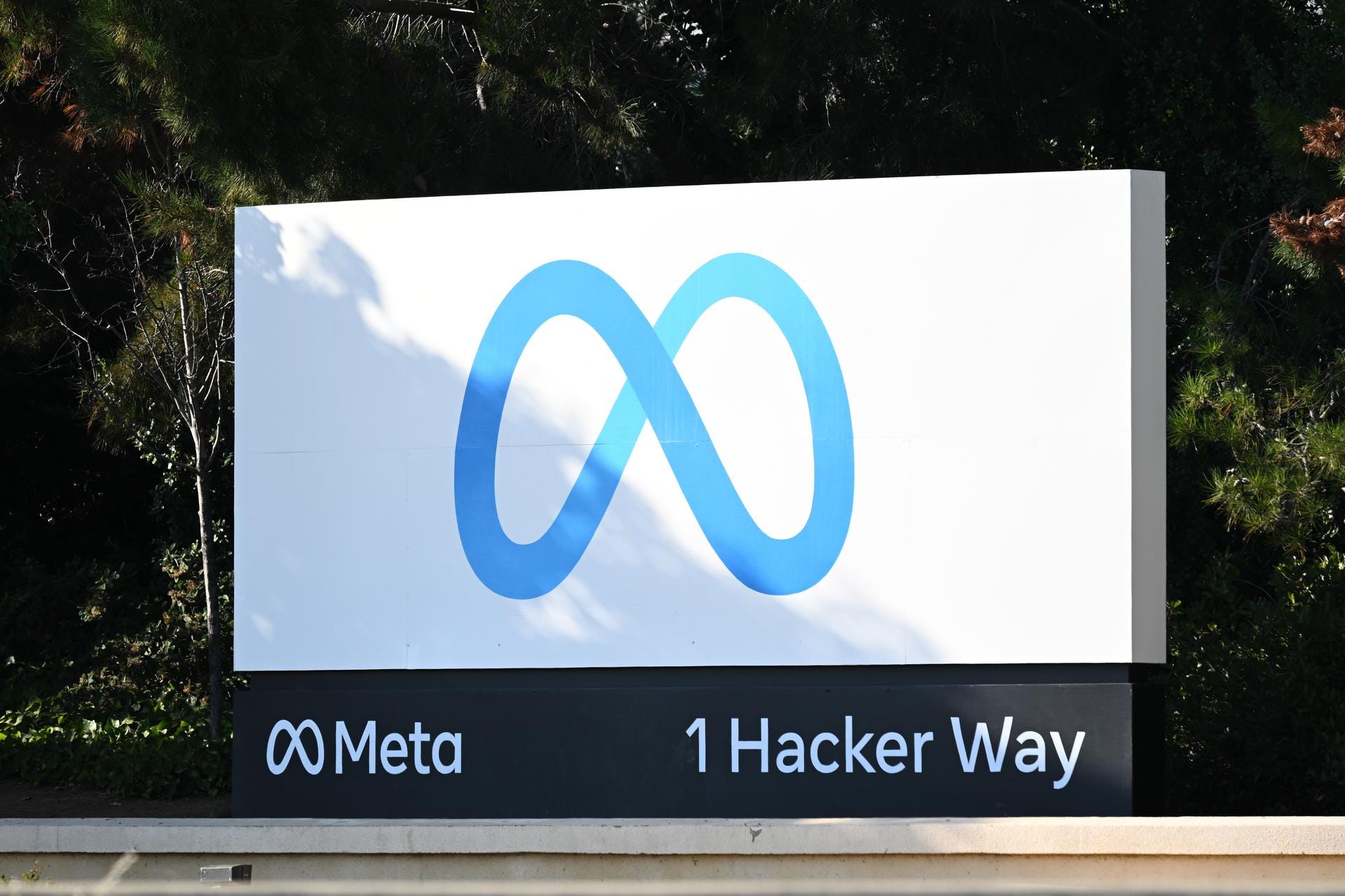 The meta logo, reading "1 Hacker Way" underneath.