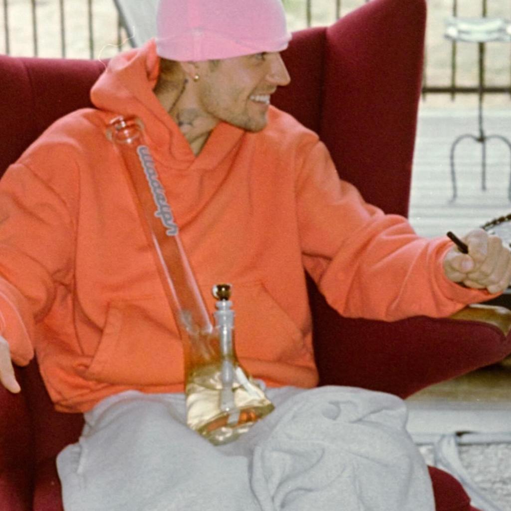 OLD MEDIA IN SHOCK BECAUSE JUSTIN BIEBER SHOWS OFF BONG 😬