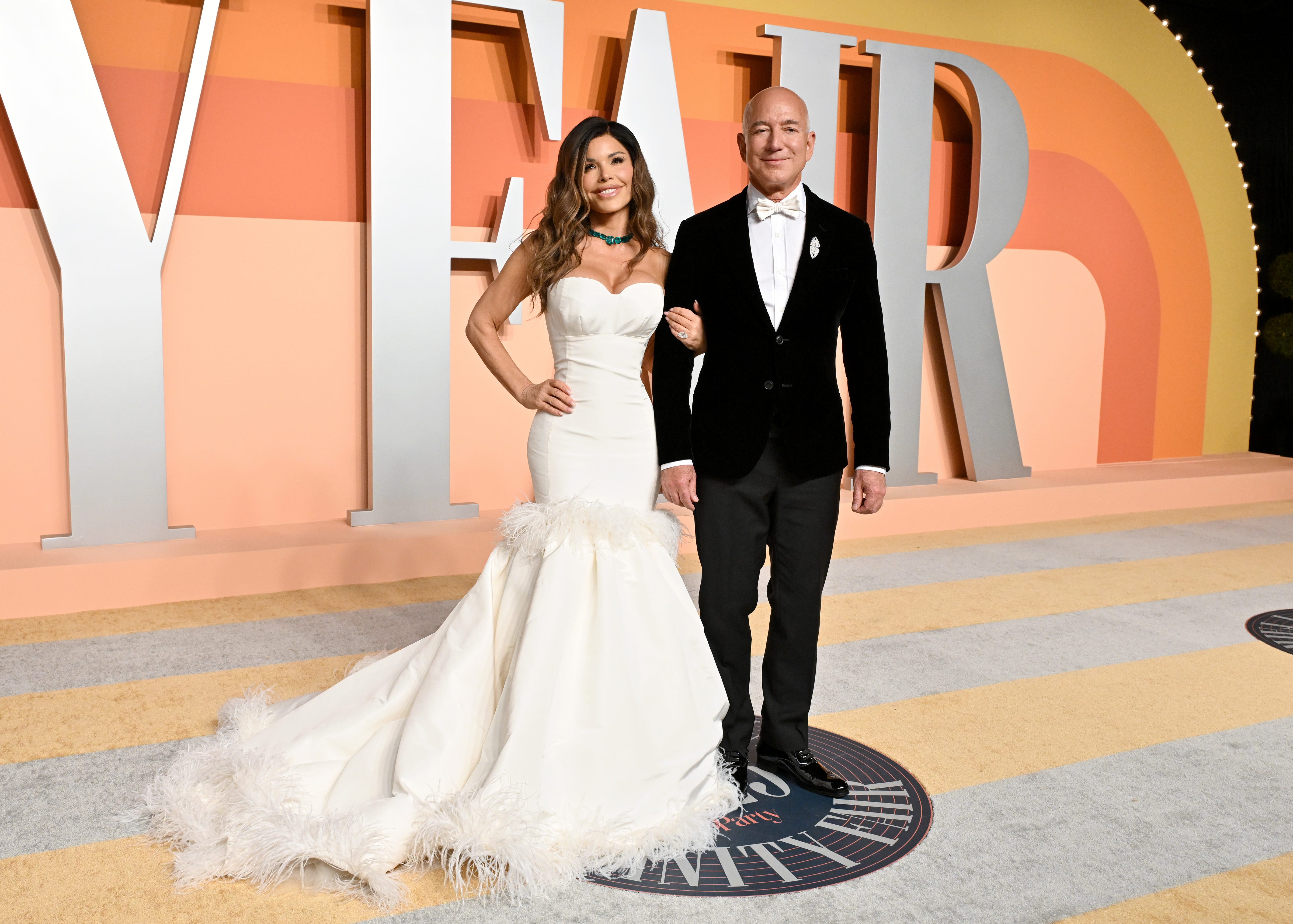 Jeff Bezos and Lauren Sánchez at the 2025 Vanity Fair Oscar Party.