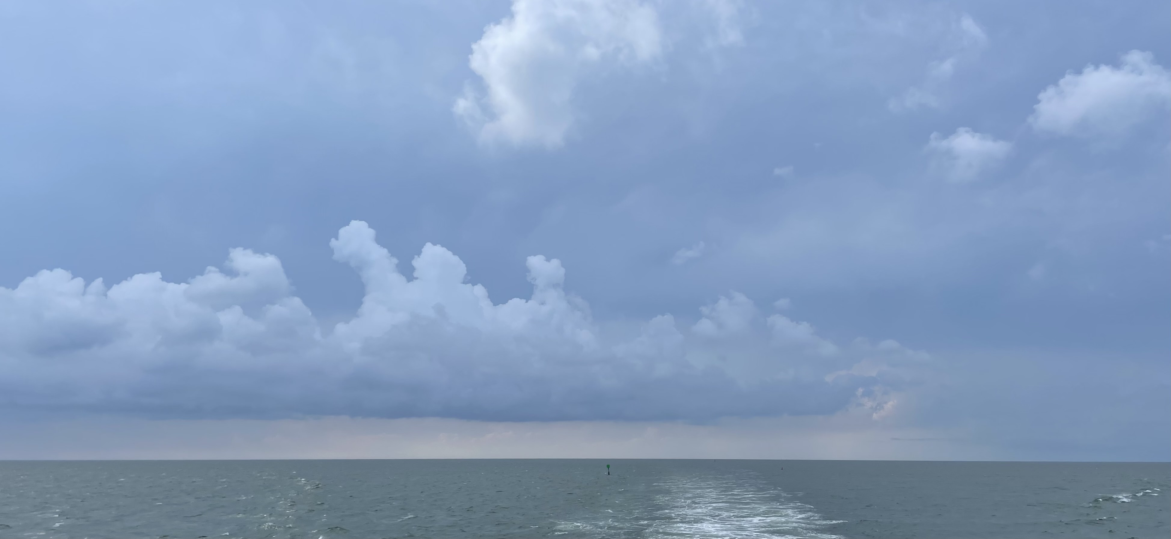 An image of an ocean and the clouds