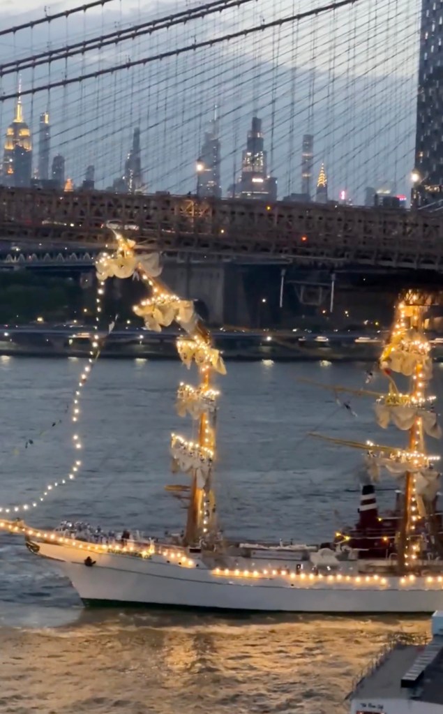 The crumples mast of the Cuauhtémoc after the Mexican vessel slammed into the scaffolding under the Brooklyn Bridge. 